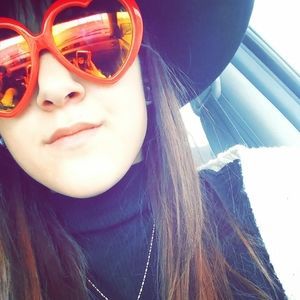 Meet your Posher, Chloe